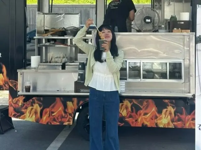 Um Jung Hwa xúc động trước món quà nhận được từ Kim Hye Soo trên phim trường, "Nhờ có chị, em vui lắm"