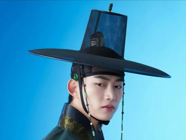 Tacyeon của 2PM trông thậm chí còn trang nghiêm và nam tính hơn trong bộ hanbok... như thể anh ấy vừa bước ra từ truyện tranh vậy