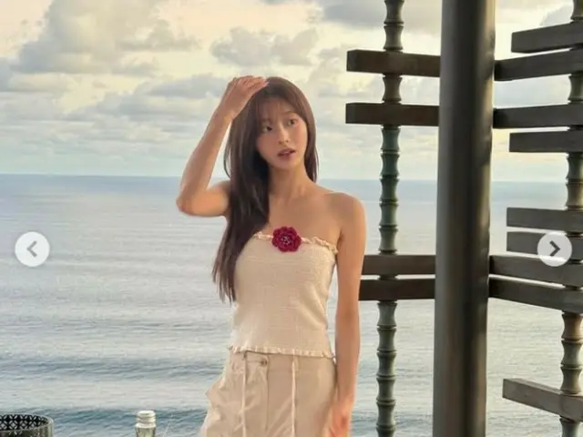 Ca sĩ Chuu (Kim JiWoo), áo ống hở vai... hình ảnh trưởng thành