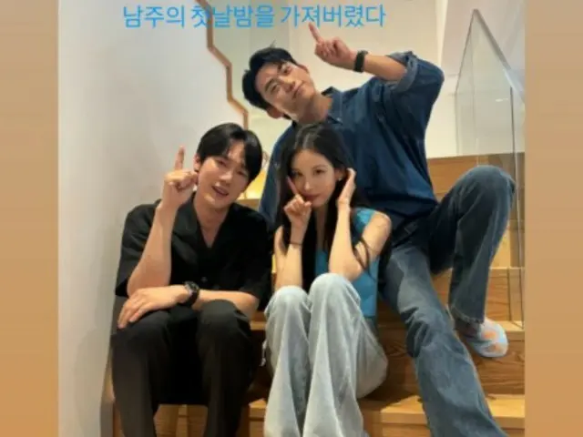 Tacyeon (2PM), Seohyun (Girls' Generation) & Yoo Young tạo dáng dễ thương trên cầu thang