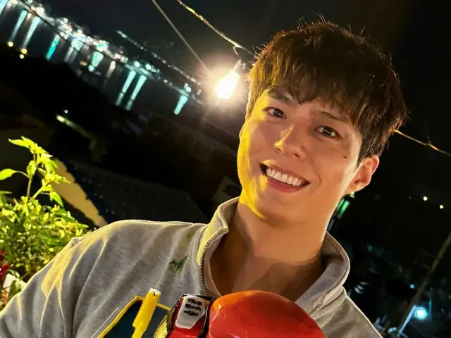 Nam diễn viên Park BoGum tung ảnh mừng sinh nhật... tươi cười cầm chiếc bánh hình găng tay đấm bốc