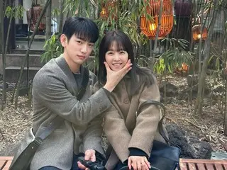 Jinyoung (GOT7) và nữ diễn viên Park Bo Young, hai người đóng chung trong "Unknown Seoul", tràn ngập sự lãng mạn ngay cả trong thời gian quay phim.