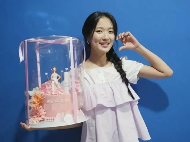 Đôi má dễ thương của Kim Hye-yoon khiến trái tim bạn rung động... Một vẻ ngoài tươi mới như tiên nữ