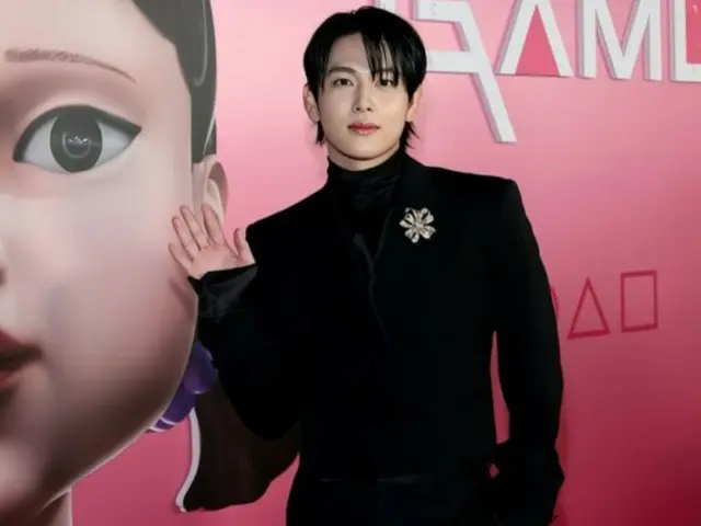 Yim Siwan toát lên vẻ quyến rũ trong bộ đồ toàn màu đen