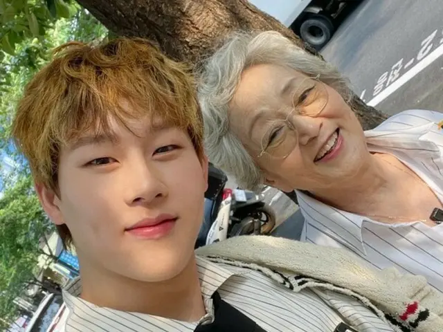 JOOHONEY của MONSTA X hẹn hò với nữ diễn viên Kim Young-ok ở Hongdae sau 9 năm tình bạn... "Cô giáo của tôi là bạn gái tôi"