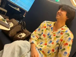Nam diễn viên Gong Yoo với nụ cười tinh nghịch trong chiếc áo sơ mi hoa tuyệt đẹp