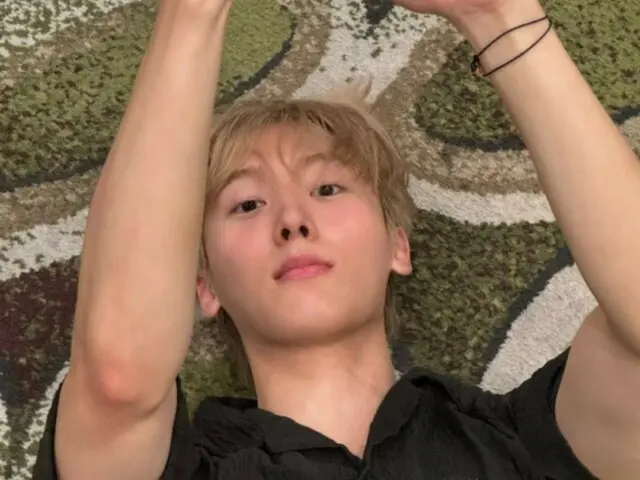 YOON SANHA của ASTRO tiết lộ cuộc sống thường ngày sôi động của mình... ngay cả bức ảnh tự sướng nằm của anh ấy cũng rất ngầu