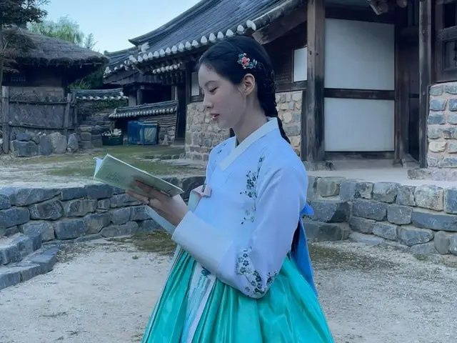 Seohyun của Girls' Generation xuất hiện trong bộ hanbok đẹp trai... Cảnh quay hậu trường được tiết lộ