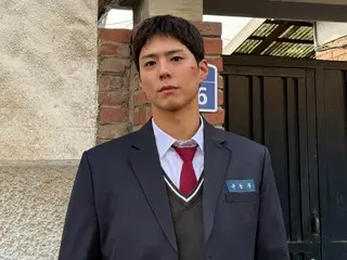 Nam diễn viên Park BoGum trở thành tâm điểm chú ý vì trông rất tuyệt trong bộ đồng phục mặc dù đã ngoài 30