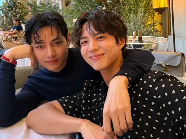 Nam diễn viên Park BoGum chia sẻ những hoạt động gần đây của anh tại Paris... Cũng chia sẻ một bức ảnh với V của BTS