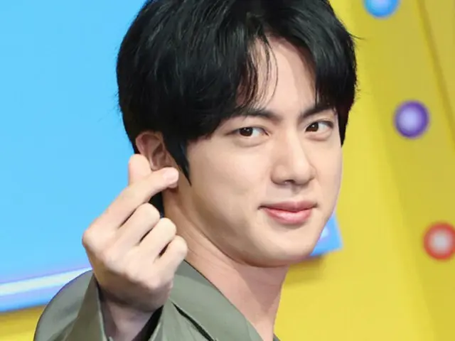 JIN của BTS được xếp hạng đầu tiên là "ngôi sao dễ thương có sự khác biệt lớn trên và ngoài sân khấu"
