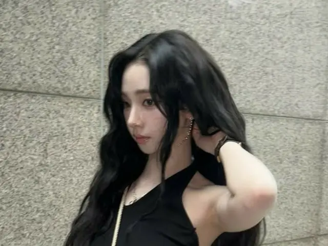 "aespa" Karina thu hút sự chú ý với bộ trang phục mùa hè táo bạo của mình