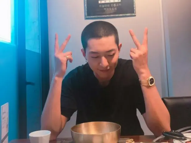 Lee Jeong Shin của CNBLUE bất ngờ với mái đầu cạo trọc của mình! "Hôm nay là ngày tôi nhập ngũ."