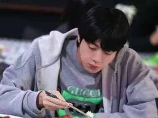 JIN của BTS vẫn ngầu như mọi khi ở London... Chỉ cần nhìn anh ấy thôi cũng đủ khiến bạn mỉm cười