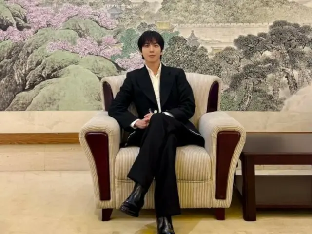 Jung Yong Hwa của CNBLUE tiết lộ phong cách vest sành điệu của mình... Từ Nam Kinh đến Tokyo