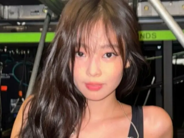 Ngoại hình của Jennie (BLACKPINK) càng thêm tỏa sáng với mái tóc mái... Hậu trường buổi hòa nhạc của cô ấy tại Milan