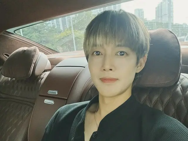 Kim Hyun Joo (Rida) chơi đùa trong thung lũng với chú chó của mình dưới cái nóng thiêu đốt