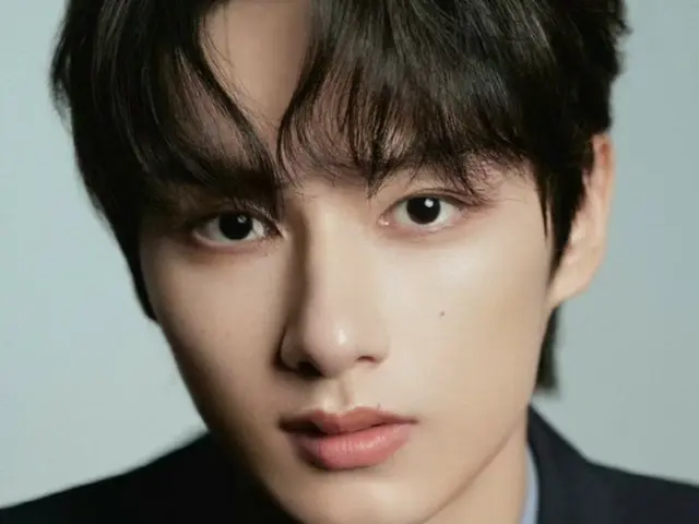 Jun của SEVENTEEN chào đón khán giả trên sân khấu tại Hàn Quốc với tư cách là một diễn viên... cùng với đạo diễn và nhà sản xuất của bộ phim "Catching the Wind, Chasing the Shadows"