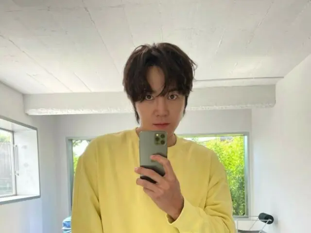 Jang Keun Suk, vẻ quyến rũ giản dị trong áo nỉ và quần short... "Phong cách trẻ trung"