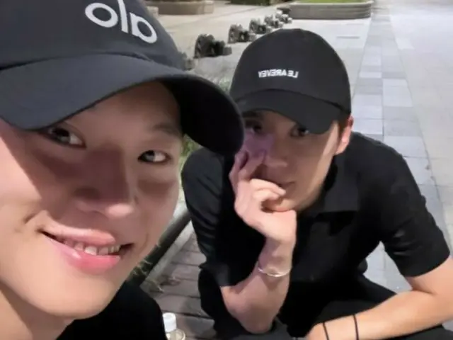 Jun Su (Xia) và Kim Sung Cheol chia sẻ một bức ảnh ấm áp... "Đã lâu rồi chúng ta không trò chuyện"