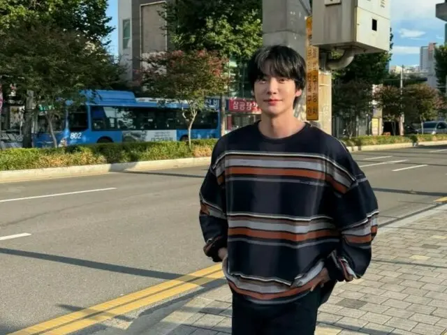 Sự lột xác mới nhất của Ahn Jae Hyun thành chàng trai mùa thu... Dạo phố mà không đeo khẩu trang