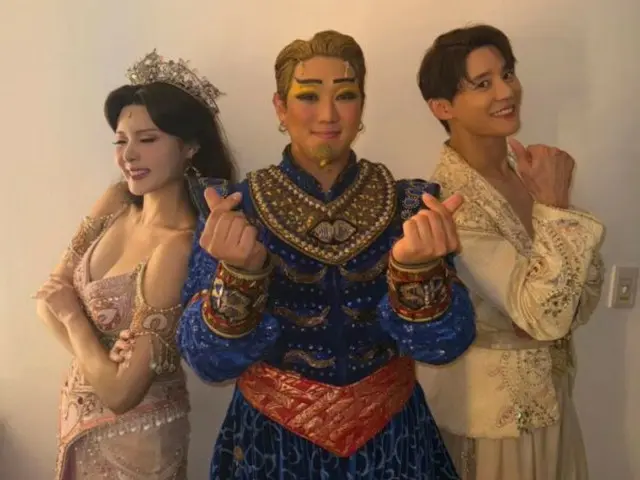 Kim Jun Su (Xia) chụp ảnh cùng các bạn diễn trong "Aladdin" là Jung Won Young và Min Kyung Ah... "Hẹn gặp lại nhau vào một ngày nào đó"