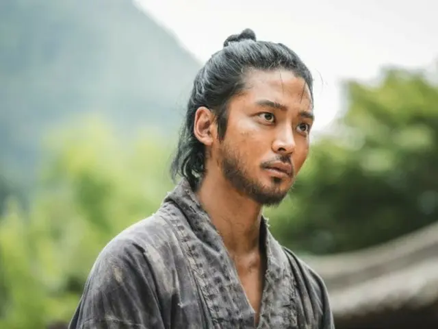 Ro Woon nhận được nhiều lời khen ngợi vì sự hiện diện áp đảo và màn trình diễn đầy nhiệt huyết trong "Muddy Stream"