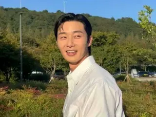 Nụ cười tươi tắn và bầu trời xanh của Park Seo Jun thật rực rỡ... Cảnh quay thú vị được tiết lộ