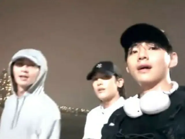 V (BTS) đi dạo dọc bờ sông Hàn dưới mưa cùng diễn viên Park Seo Jun và Park Hyung Sik... Tình bạn của "gia đình Wooga" thật ấm áp