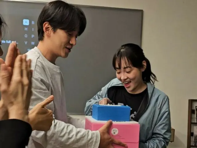 Junho và Kim Minha của 2PM cùng xem tập thứ ba của "Daepoong Trading Co." trước khi quá trình quay phim kết thúc... "Nó thậm chí còn thú vị hơn nữa" (có video)