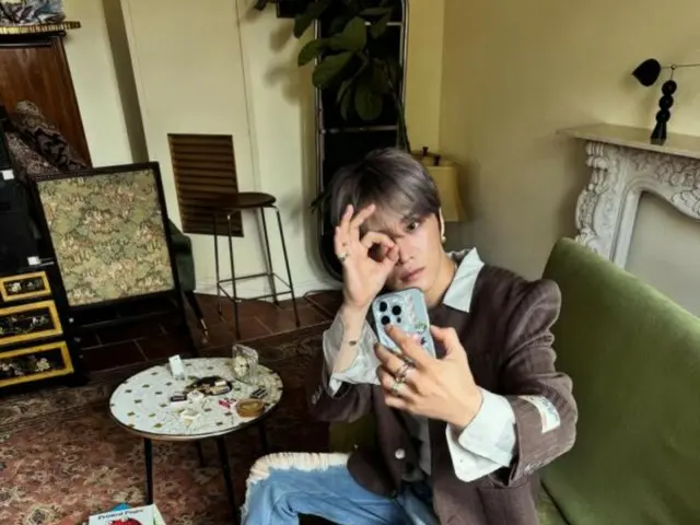 J-JUN chụp ảnh tự sướng dễ thương... chiếc áo ba lỗ khiến cô ấy trông càng quyến rũ hơn