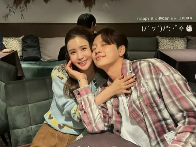 Lee Da Hae và SE7EN áp mặt vào nhau tạo nên vẻ hạnh phúc... "Đây là cặp đôi hoàn hảo"