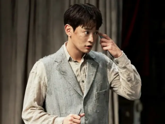 Minho của SHINee, hôm nay (ngày 14) tại buổi biểu diễn cuối cùng của vở kịch "Waiting for Godot"... "Đó là một tác phẩm đặt câu hỏi về ý nghĩa của sự chờ đợi"