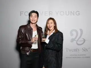 SHIHO tung ảnh chụp cùng Park Seo Jun... đang nâng ly rượu whisky