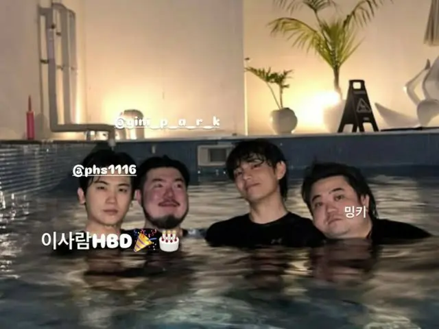 V của BTS kỷ niệm sinh nhật bằng cách đăng ảnh anh và Park Hyung Sik ở hồ bơi... "Anh chàng này là HBD"
