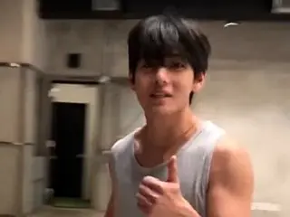 Chương trình bóng rổ trực tiếp của V (BTS) đang là chủ đề nóng... Vóc dáng mạnh mẽ của anh thu hút sự chú ý của mọi người