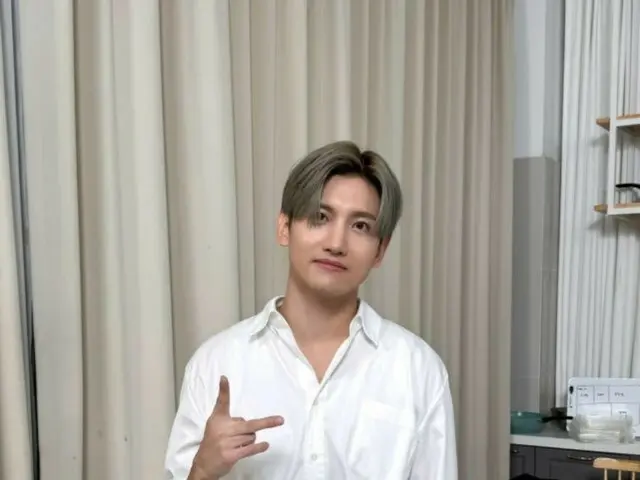 Changmin của TVXQ trông thật tuyệt trong chiếc áo sơ mi trắng... Anh ấy đã ra mắt kênh YouTube riêng của mình (có kèm video)