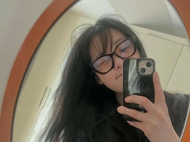 Kim MinHa hiện đang có mối tình lãng mạn với Lee Junho (2PM)... Một bức ảnh gần đây cho thấy những nốt tàn nhang quyến rũ của cô