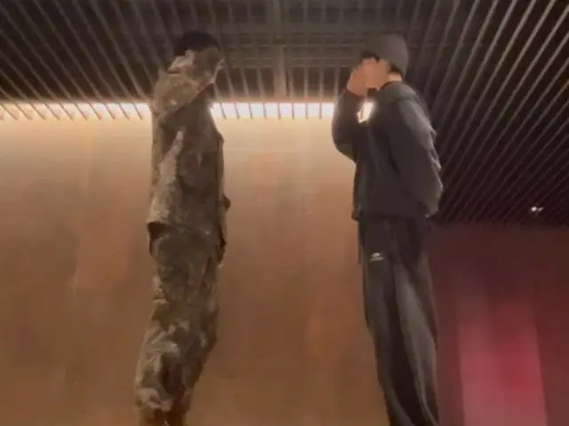 JUNG KOOK (BTS) bên cạnh chàng lính Cha Eun Woo (ASTRO)!? "Không phải ảnh ghép đúng không?" Hình ảnh chụp chung đang gây sốt (có kèm video)