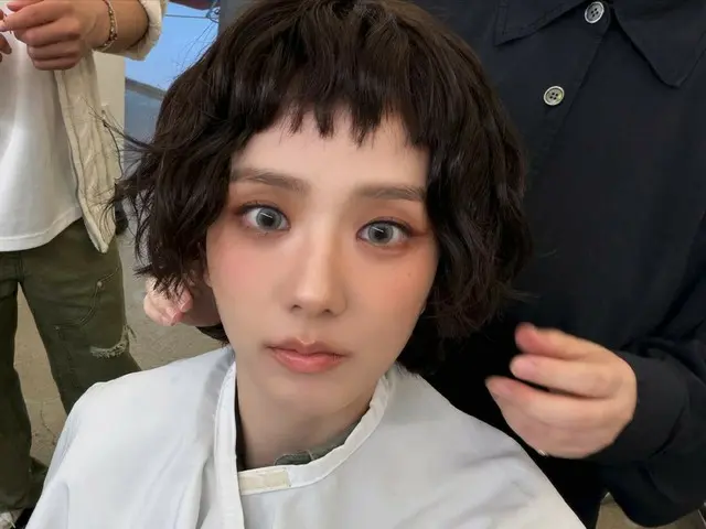 Jisoo của BLACKPINK tiết lộ những bức ảnh hậu trường về mái tóc và lớp trang điểm đặc biệt của cô ấy