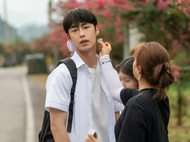 Nam diễn viên Lee Jae Woo tung ra những hình ảnh hậu trường của "Last Summer"... từ đồng phục học sinh đến trang phục công sở