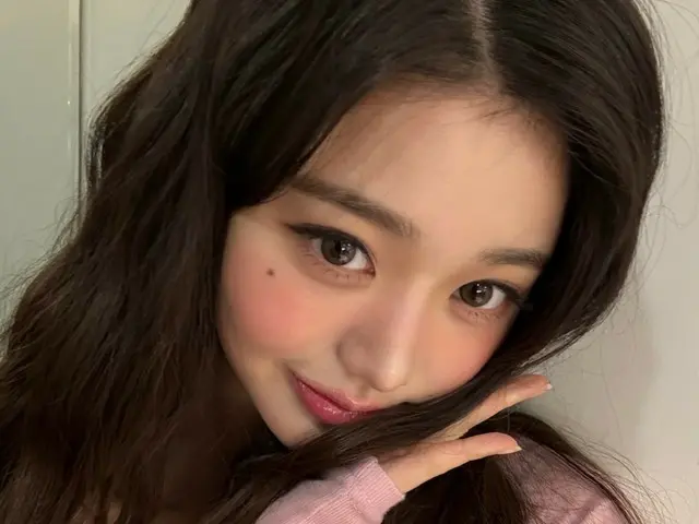 Jang Won Young của IVE tiết lộ cảnh quay hậu trường trong buổi chụp quảng cáo mỹ phẩm của anh ấy... Kiểu tóc màu hồng tuyệt đẹp