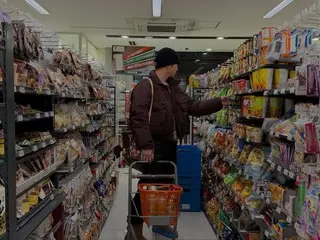 KEY của SHINee đang là xu hướng khi anh ấy sử dụng xe đẩy hàng tại một cửa hàng tiện lợi ở Nhật Bản