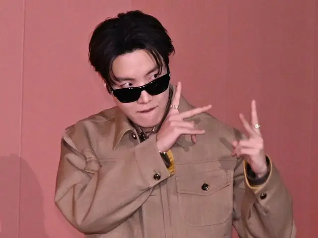 [Ảnh] J-HOPE của BTS và Lisa của BLACKPINK tham dự sự kiện khai mạc triển lãm "Visionary Journey Seoul" của Louis Vuitton