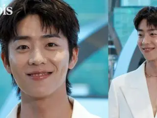 Choi Jeong Hyup, nụ cười tươi tắn và bộ trang phục trắng... như một hoàng tử trên lưng ngựa trắng (có video)