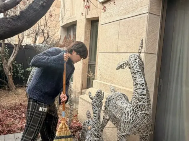 Jang Keun Suk trông vẫn như hoàng tử ngay cả khi đang dọn dẹp... Tôi chỉ muốn được làm chiếc lá khô trên lưng anh ấy.