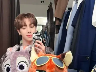 Kazuta nháy mắt với máy ảnh! ... Vẻ đáng yêu khi cậu ấy ôm một con thú nhồi bông.