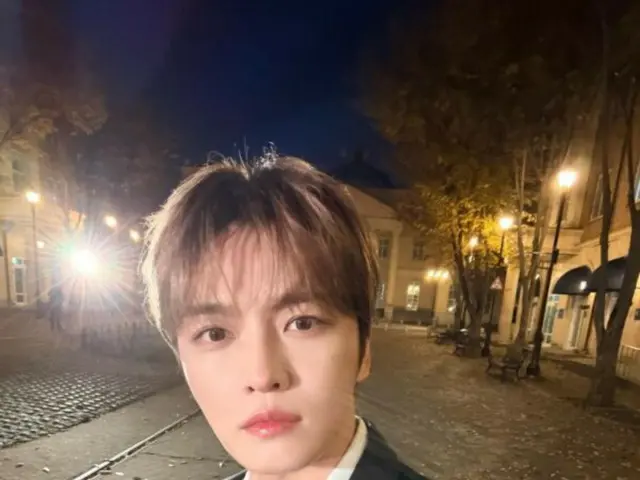 J-JUN trong bộ vest đen vào ban đêm... thật lãng mạn và đáng yêu.