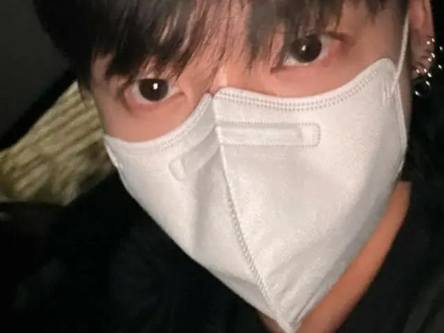 Bài đăng đầu tiên của JUNG KOOK (BTS) kể từ khi tin đồn hẹn hò với WINTER (aespa) xuất hiện... Vẻ ngoài điển trai của anh vẫn không thay đổi.