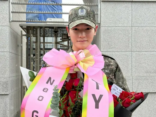 Hình ảnh "xuất viện" đầy phong cách của Taeyong (NCT)... Từ việc ôm bố mẹ đến khoe thân hình